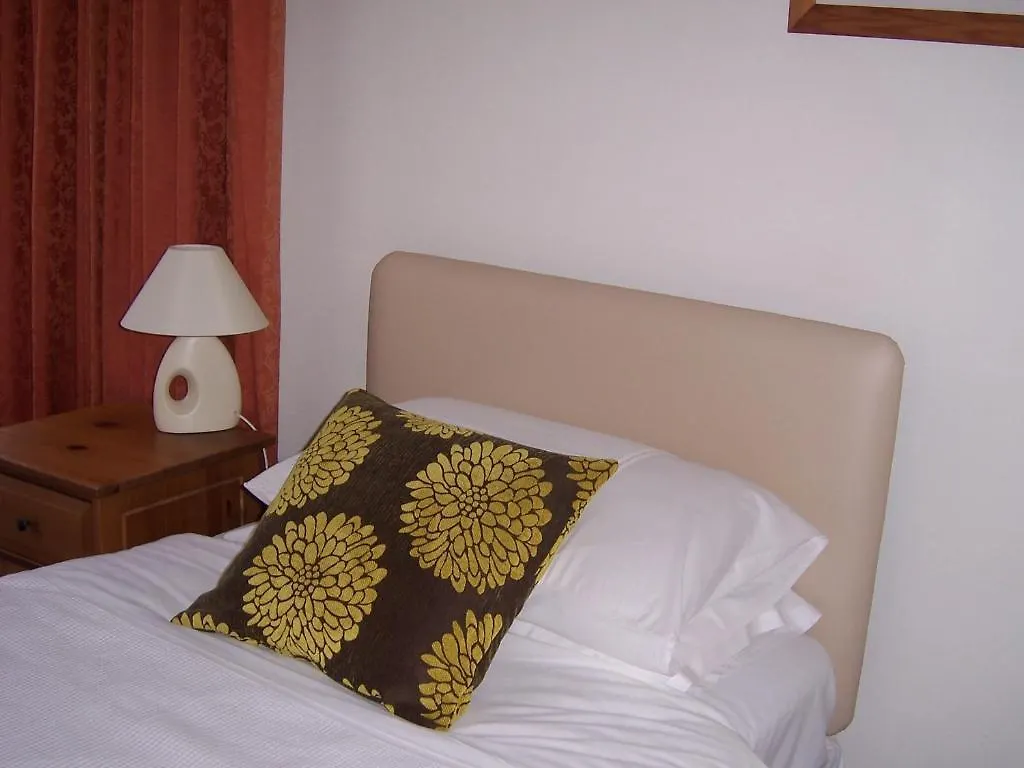Spring Lodge 해러게이트 3*,  영국